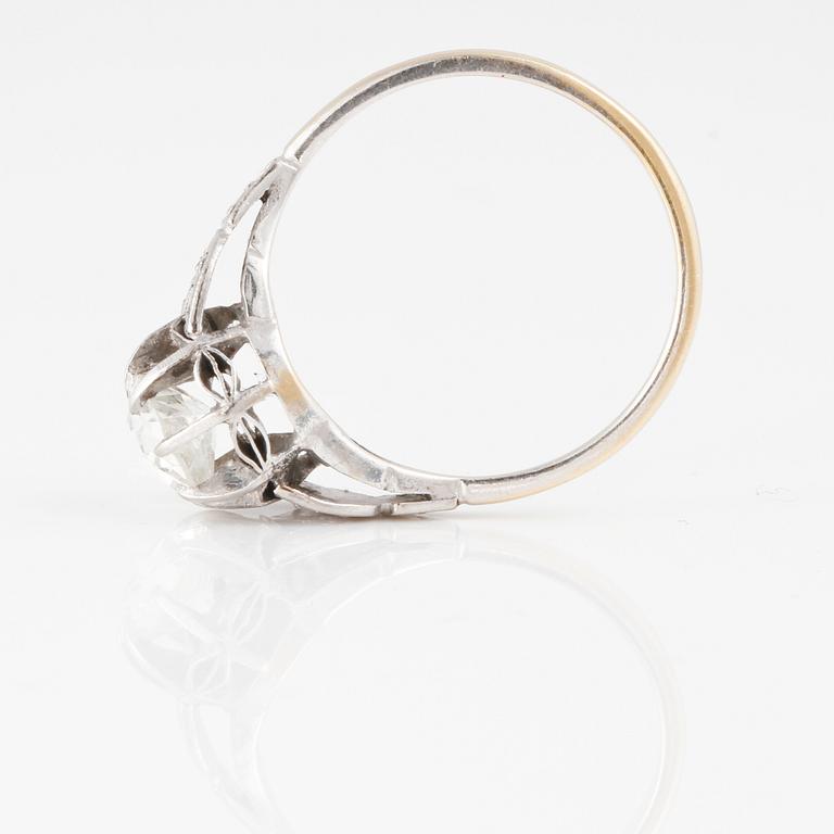 RING, med gammalslipad diamant.