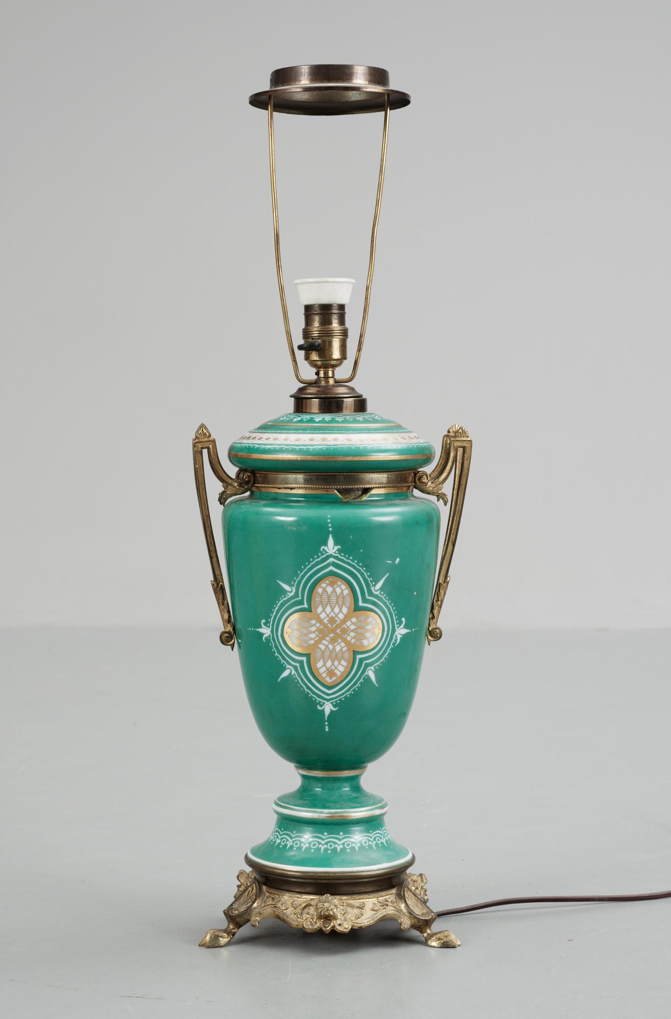 BORDSLAMPA, glas och metall, 1800-tal.