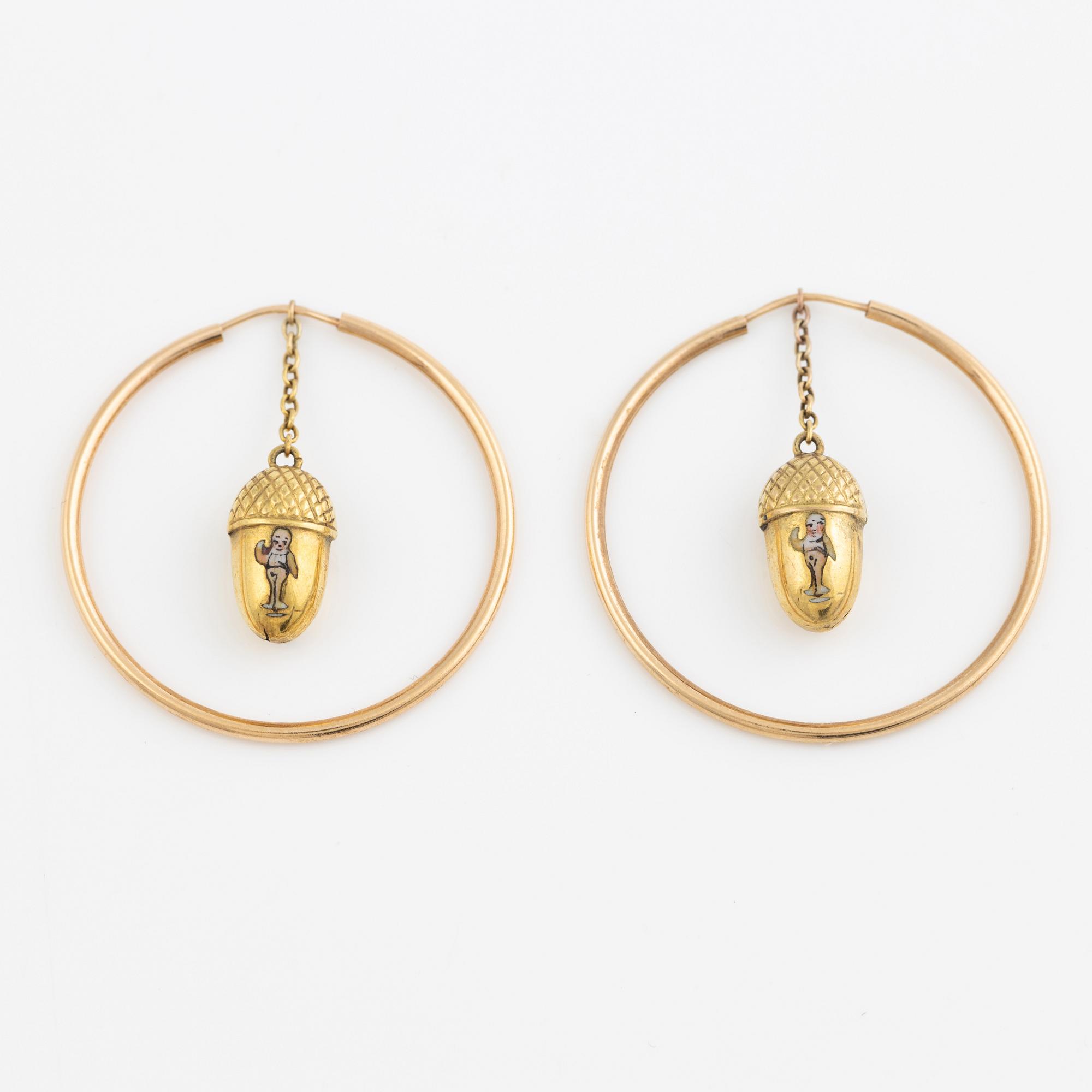 Örhängen, kreoler, hoops 18K guld, medföljande påhängen i form av ekollon med emalj med motiv av mytologiskt sjödjur.