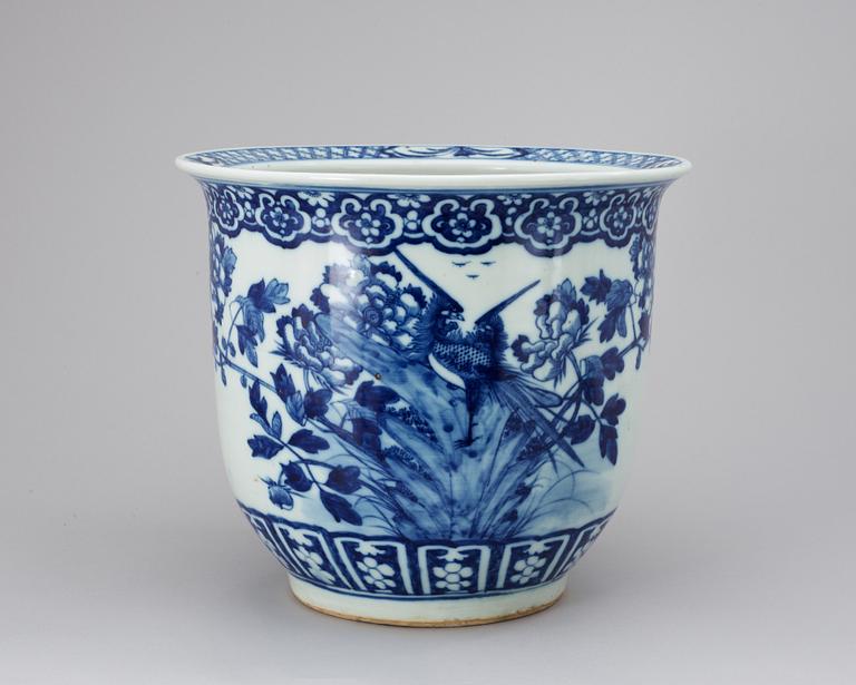 A blue and white urn. Late Qing.