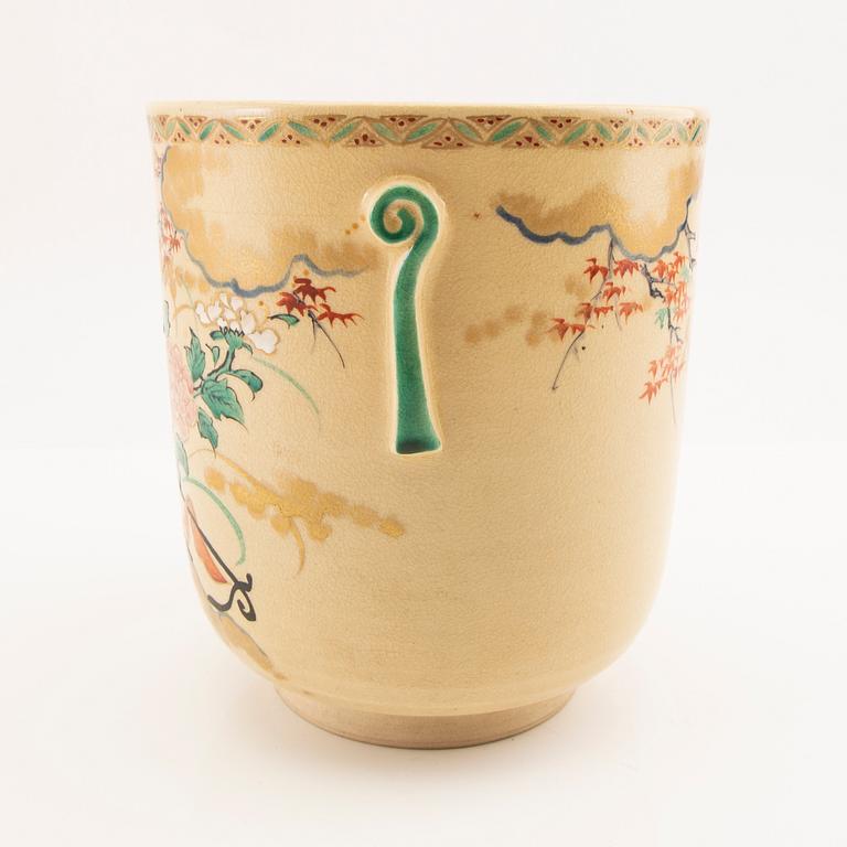 A Japanese satsuma jar with cover, signed, early 20th century.