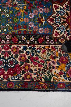 A carpet, semi-antique Kerman, ca 453 x 340 cm.