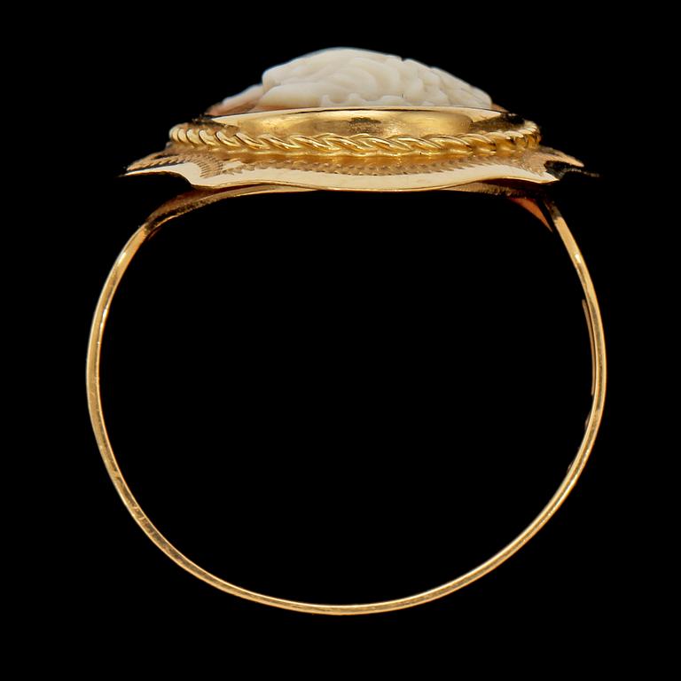 RING, 18k guld med snäckskalskamé, Alton, Falköping, 1992. Vikt 3 g.