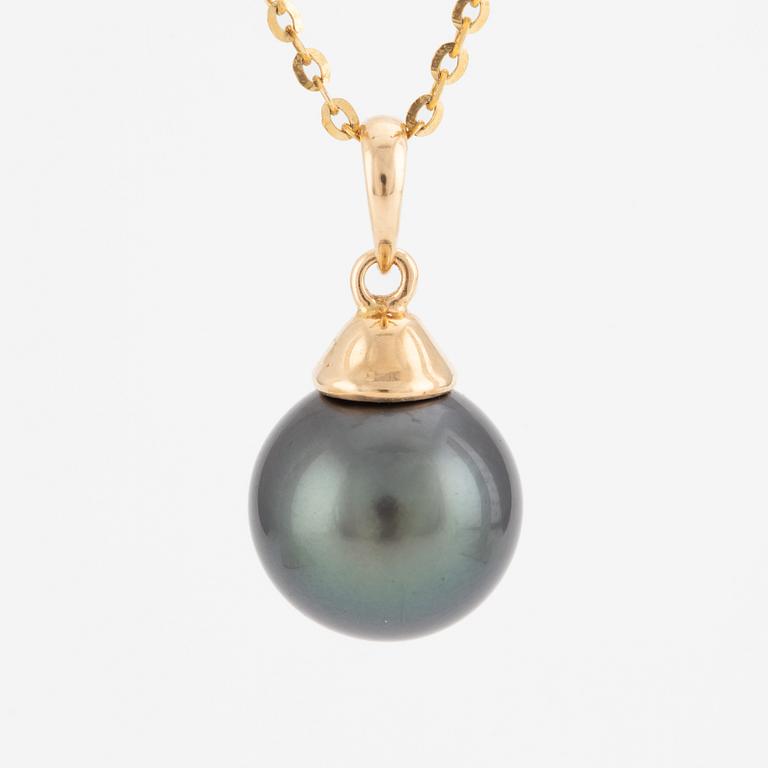 Pendant in 14K gold with cultured Tahitian pearl, with chain.