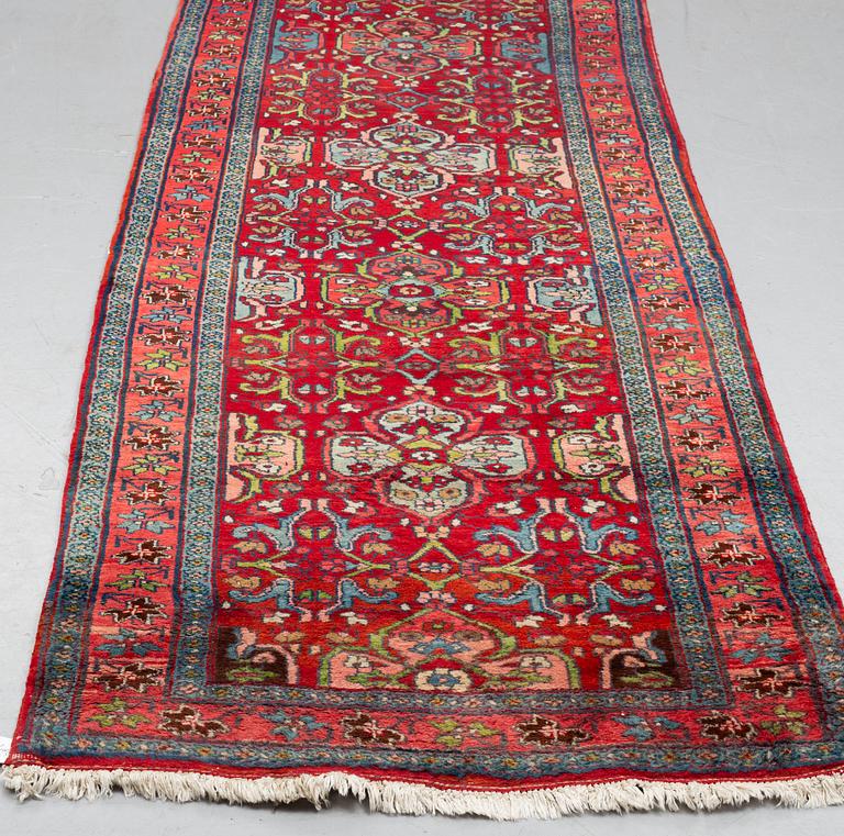 A runner, semi-antique Bidjar, 555 x 112 cm.