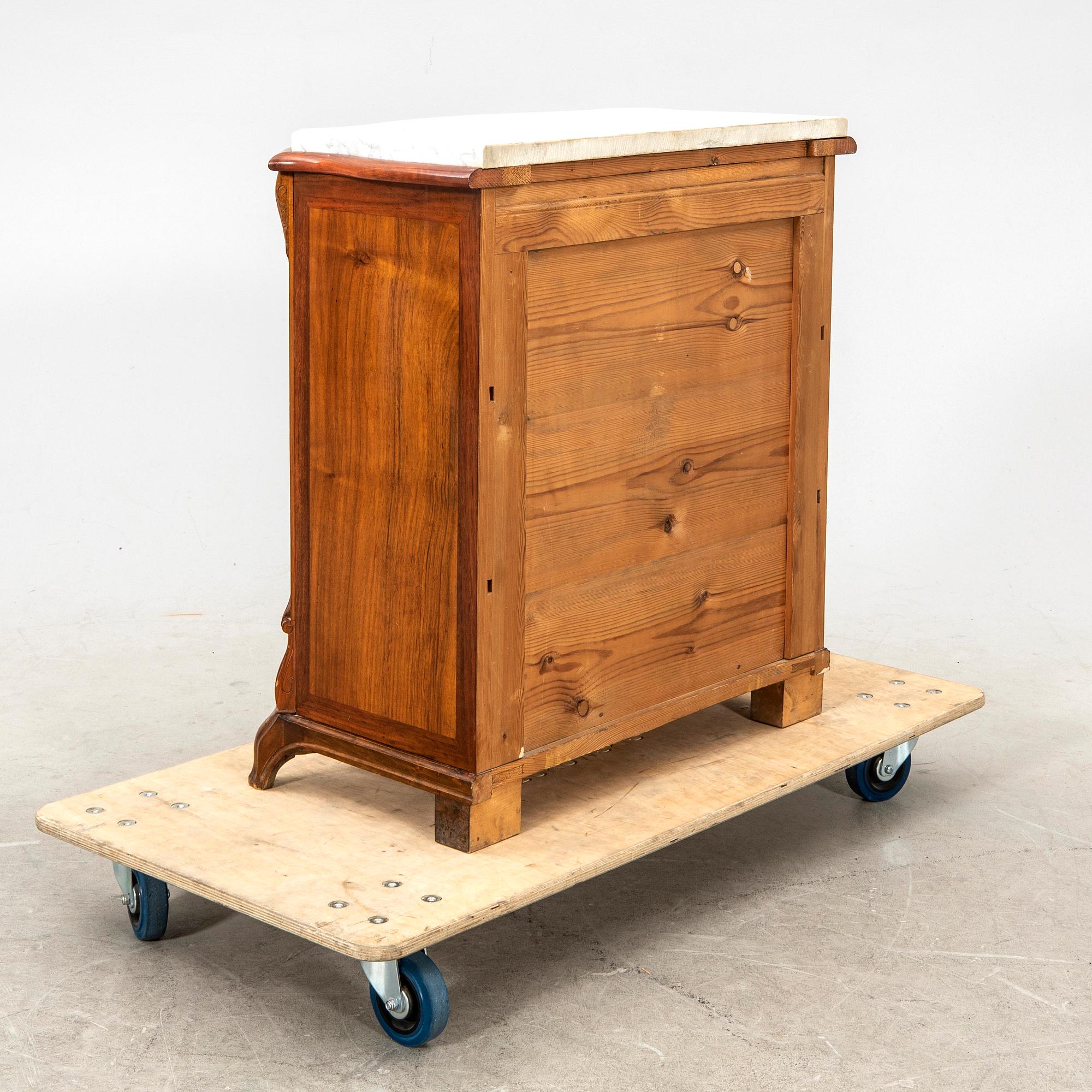 Byrå nyrenässans signerad och daterad 1905.