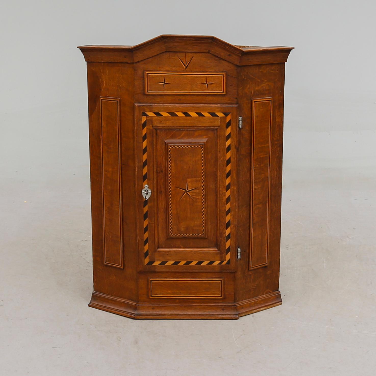 HÖRNHÄNGSKÅP, 1800-talets första hälft.