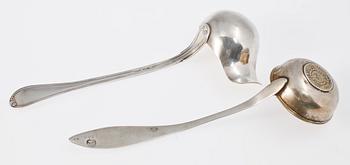 SÅSSLEVAR, 2 st, silver. Gustaf Theodor Folcker, 1835, Stockholm samt Carl Schvart, Karlshamn tidigt 1800-tal. Tot ca 100 g.