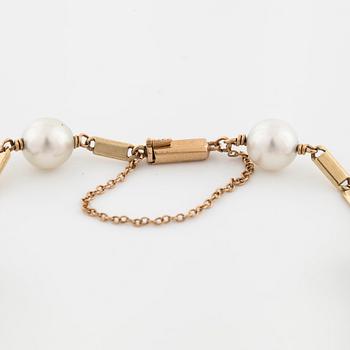 A cultured pearl bracelet.