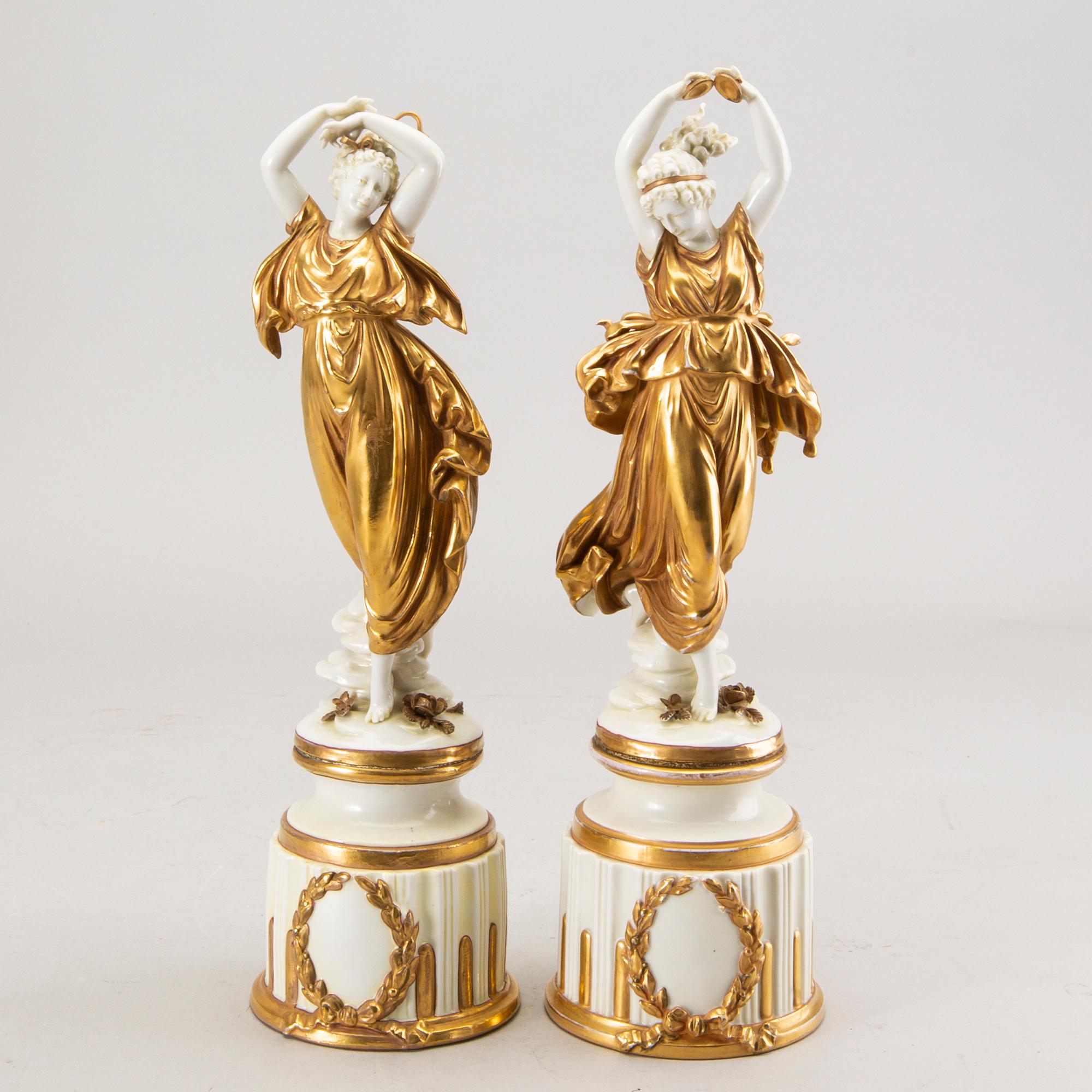 A set of two porcelain figurines beginning of 20th century.