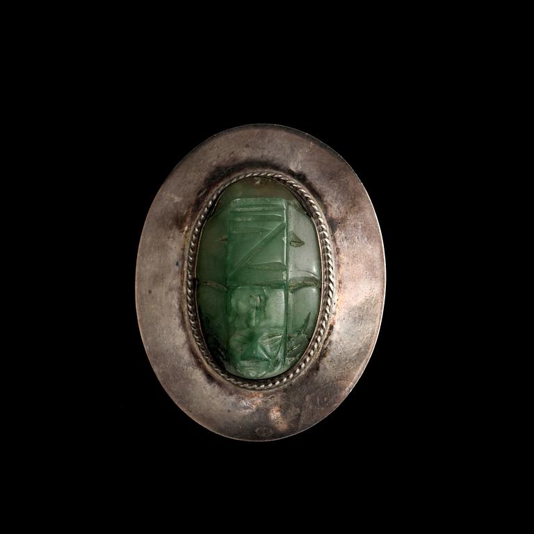 BROSCH, silver med skuren nefrit, Mexico, omkring 1900-talets mitt. Vikt 33 g.