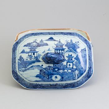 A Chinese blue and white export porcelain tureen with cover, Qing dynasty, Qianlong (1736-95).