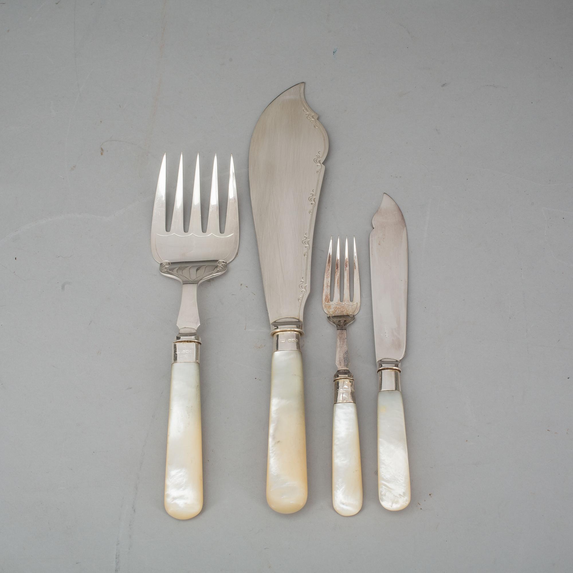 FISKBESTICK, 14 delar, silver och nysilver, England. 1900-talets första hälft.