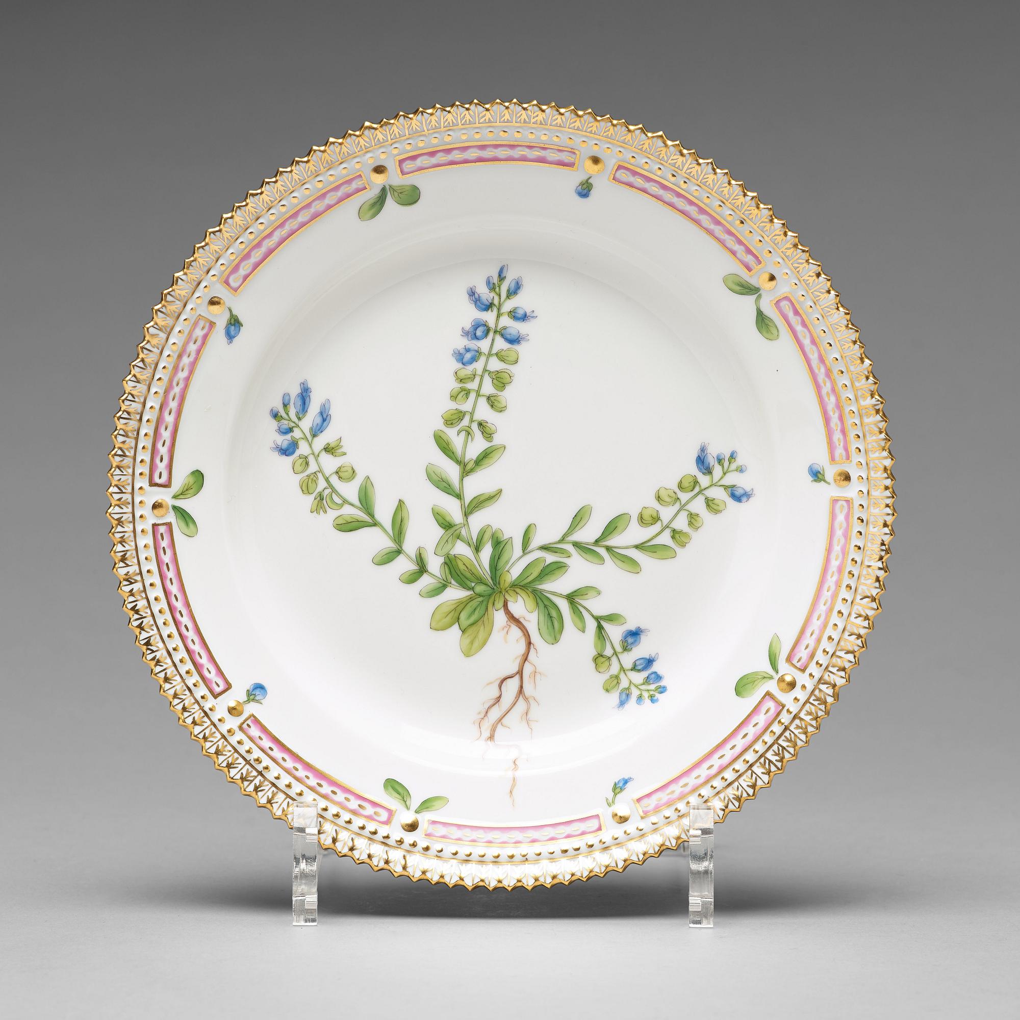 A set of 7 Royal Copenhagen "Flora Dancia" dishes, Denmark, 20th Century.