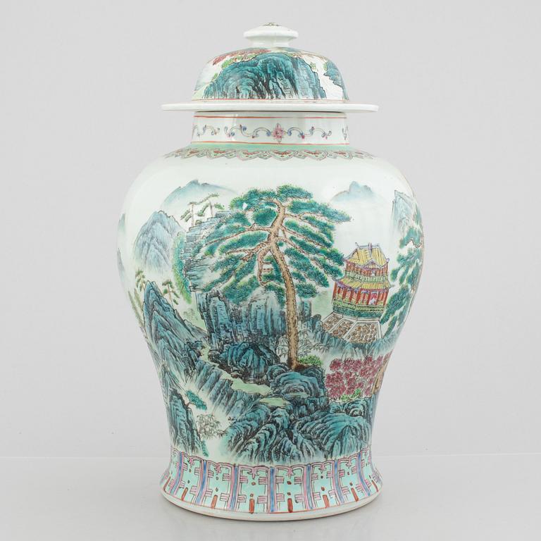 A Chinese family rose porcelain urn with cover, 20th century.