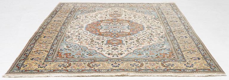 A Tabriz type carpet, c. 300 x 200 cm.
