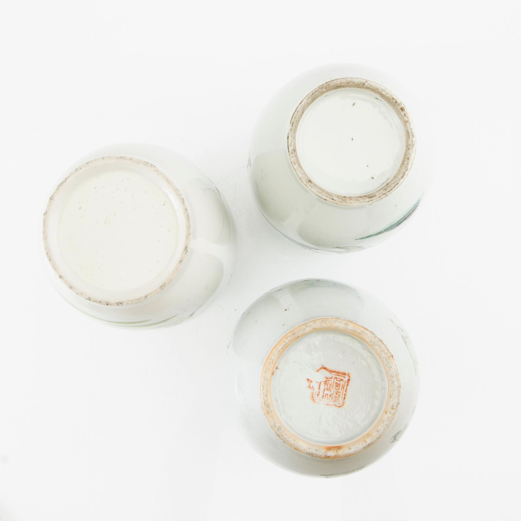 A set of 3 Chinese jars with covers, 20th century.