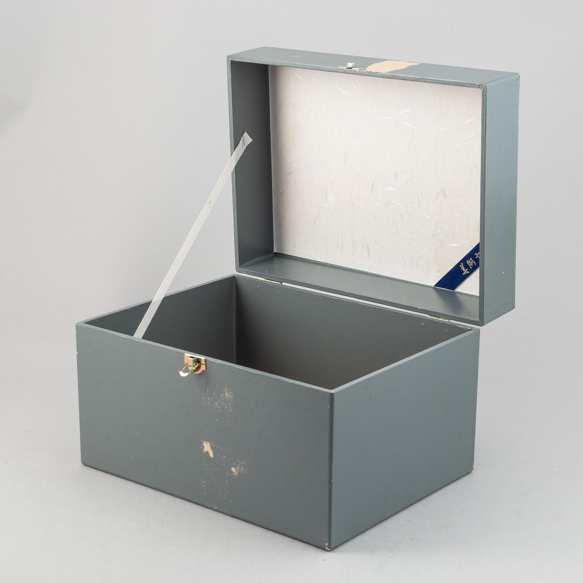 Lådor, fem stycken, tygklädda. Kina.