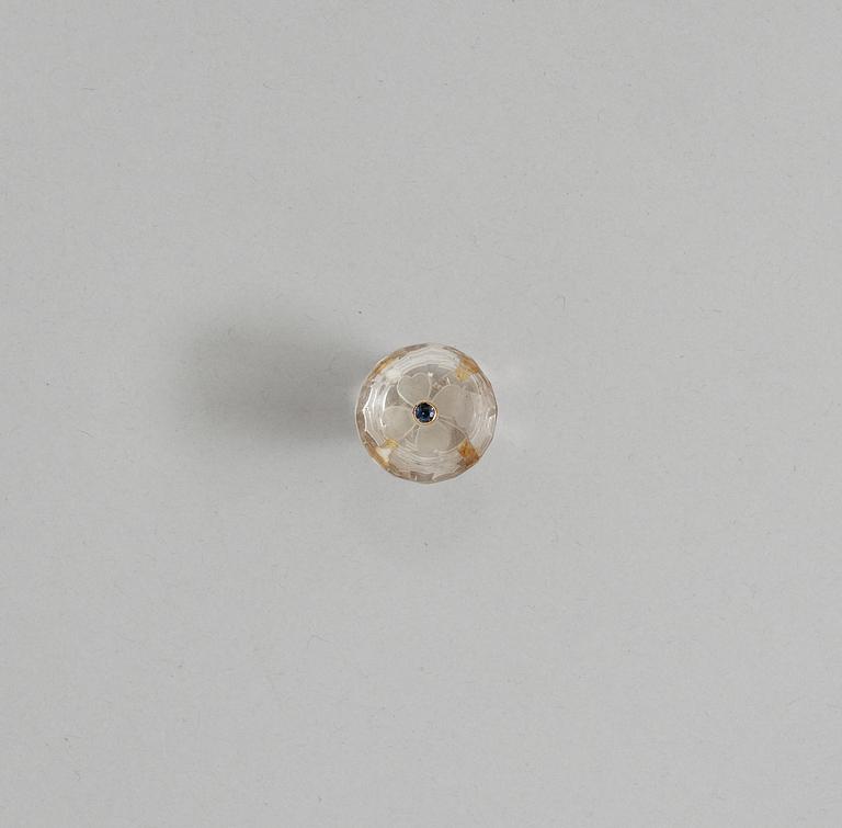 SIGILL, skuren bergkristall med i guld infattade blå safirer, rubiner och troligen tsavorit. Sekelskifte 1900.