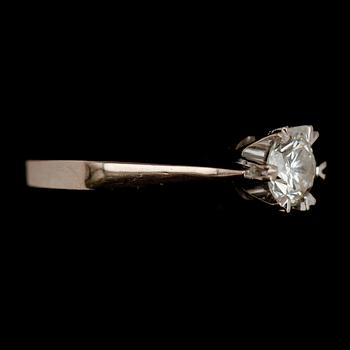 RING, 18 k vitguld, solitär briljanslipad diamant 0,64 ct enl gravyr.