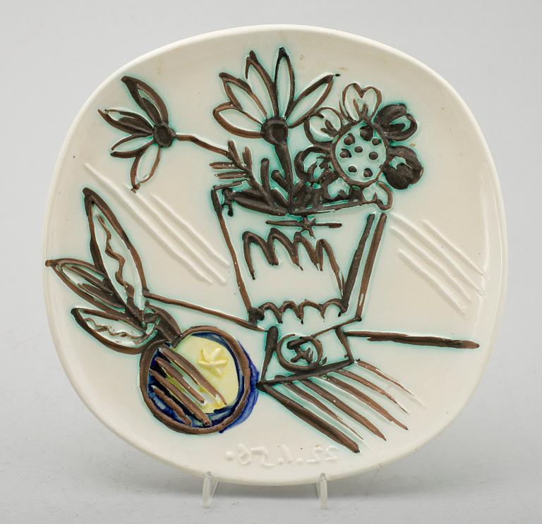 A Pablo Picasso faience dish, 'Bouquet à la pomme', Vallauris, France.
