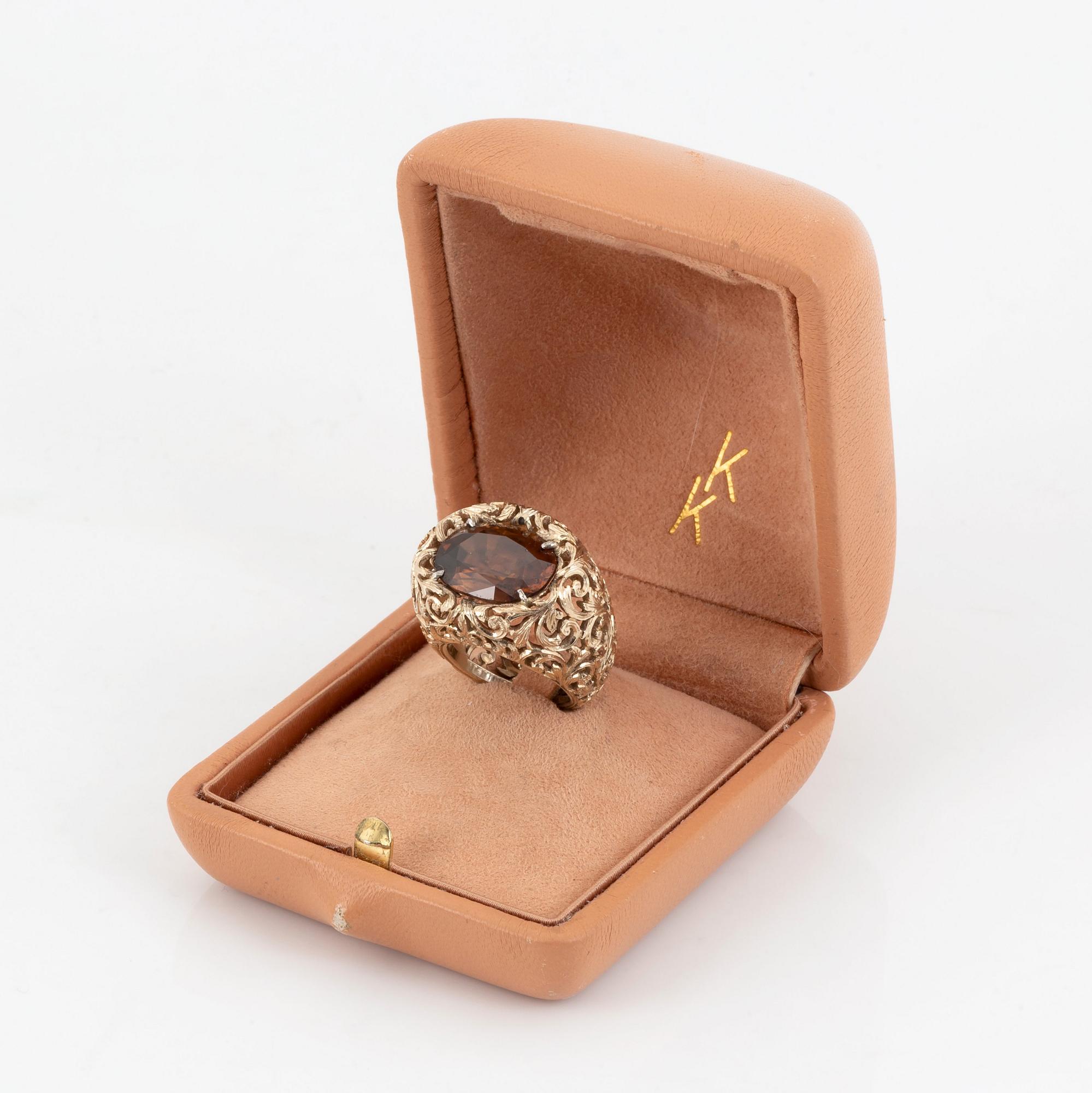 A Tina Karlsson 18K gold ring set with a faceted zircon.
