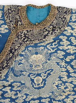 ROBE, silk. China, late Qing. Height 133 cm.