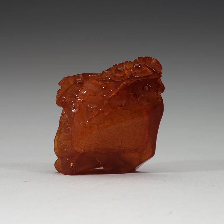 A carved amber pen stand, late Qing dynasty, circa 1900.