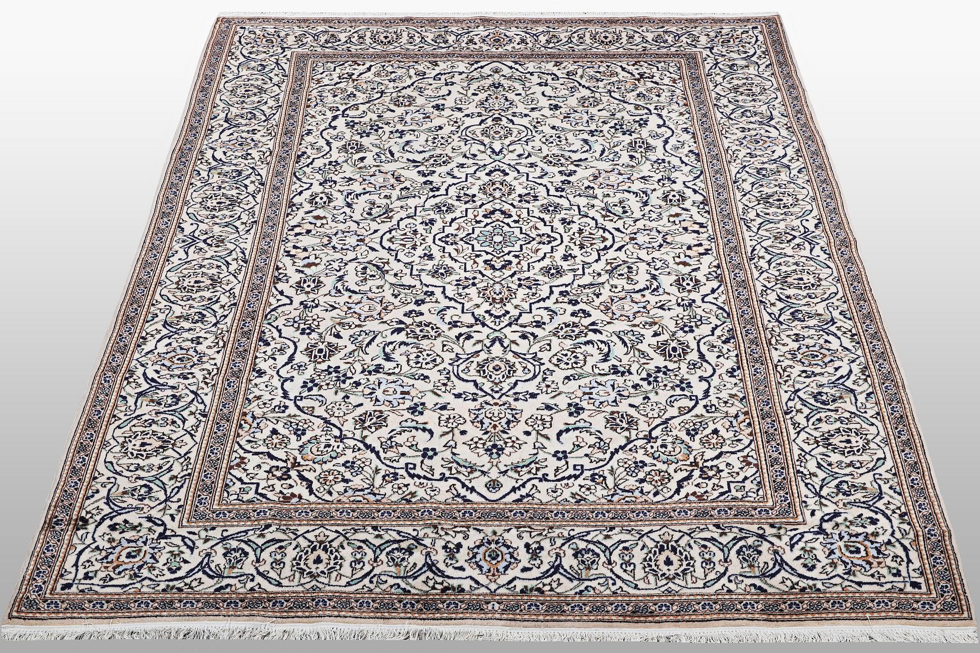 A carpet, Kashan, ca 300 x 199 cm.