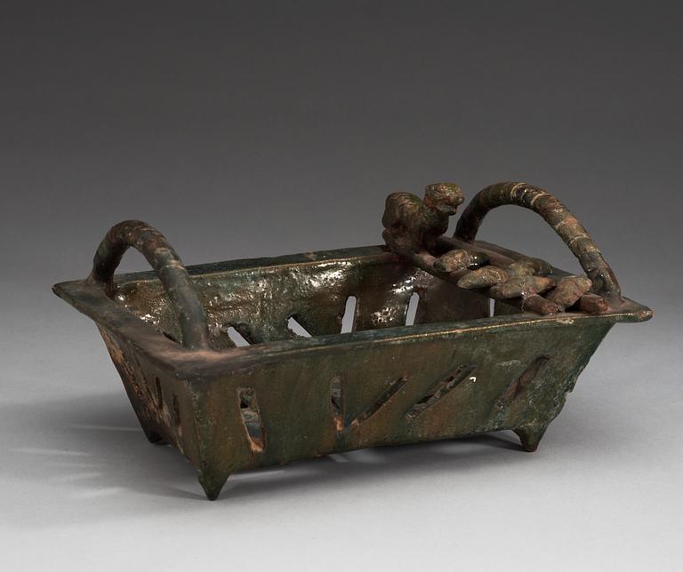 JARDINIERE, keramik. Han dynastin (206 f.Kr – 220 e.Kr.).