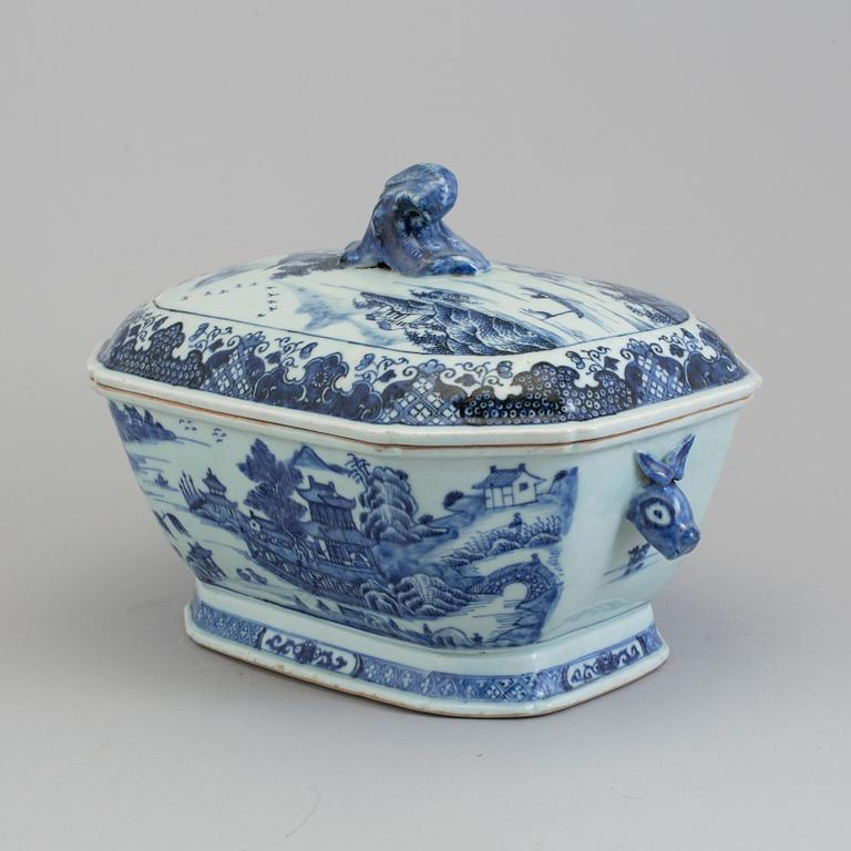 TERRIN med LOCK, kompaniporslin. Qingdynastin (1736-95).