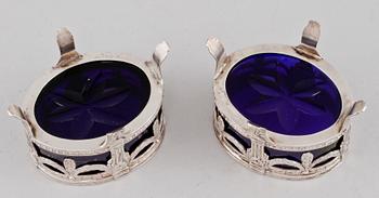 SALTKAR, ett par, silver med blå glasinsatser, Möllenborg, Stockholm, 1911. Silvervikt 90 g.