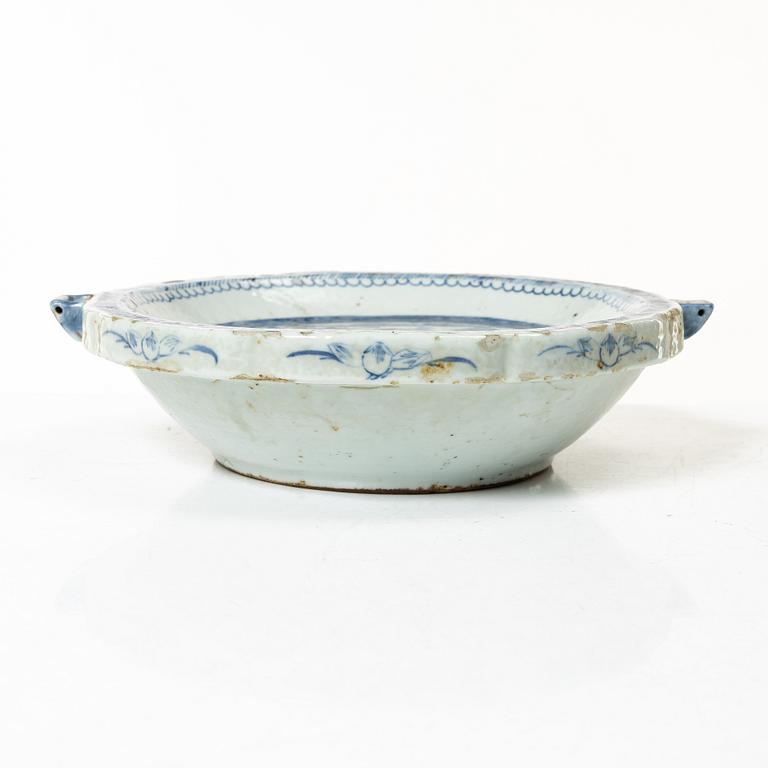 A warming stand and covered bowl, porcelain, China, 19th century.