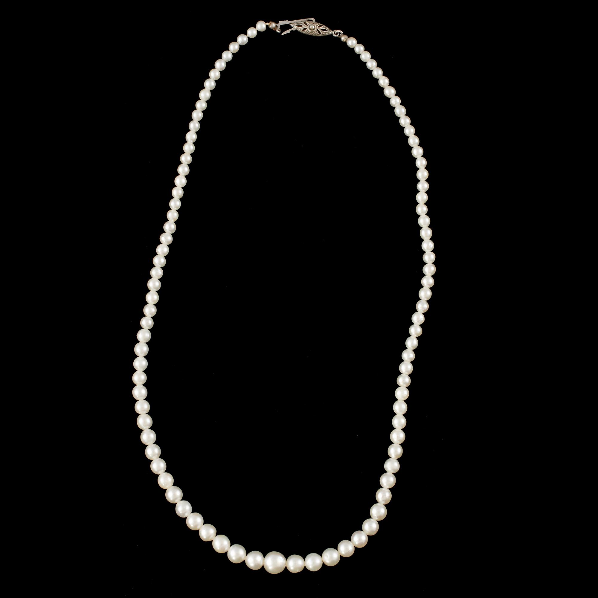 COLLIER, odlade pärlor med silverlås, 1900-tal.