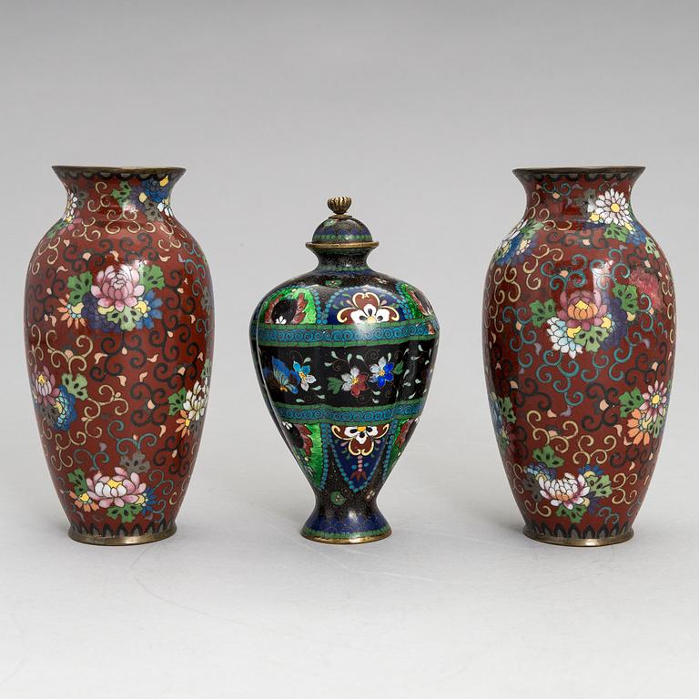 URNA och VASER, 2 st, cloissoné, Japan, tidigt 1900-tal.