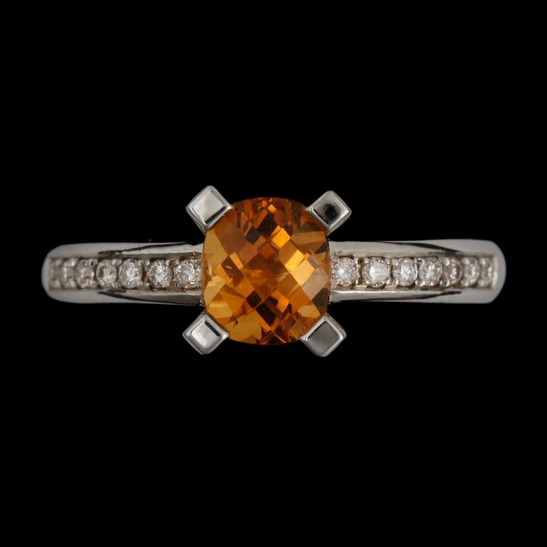 RING, 14k vitguld med citrin ca 0,84 ct samt briljantslipade diamanter tot ca 0,14 ct. Vikt ca 3,74 gram.