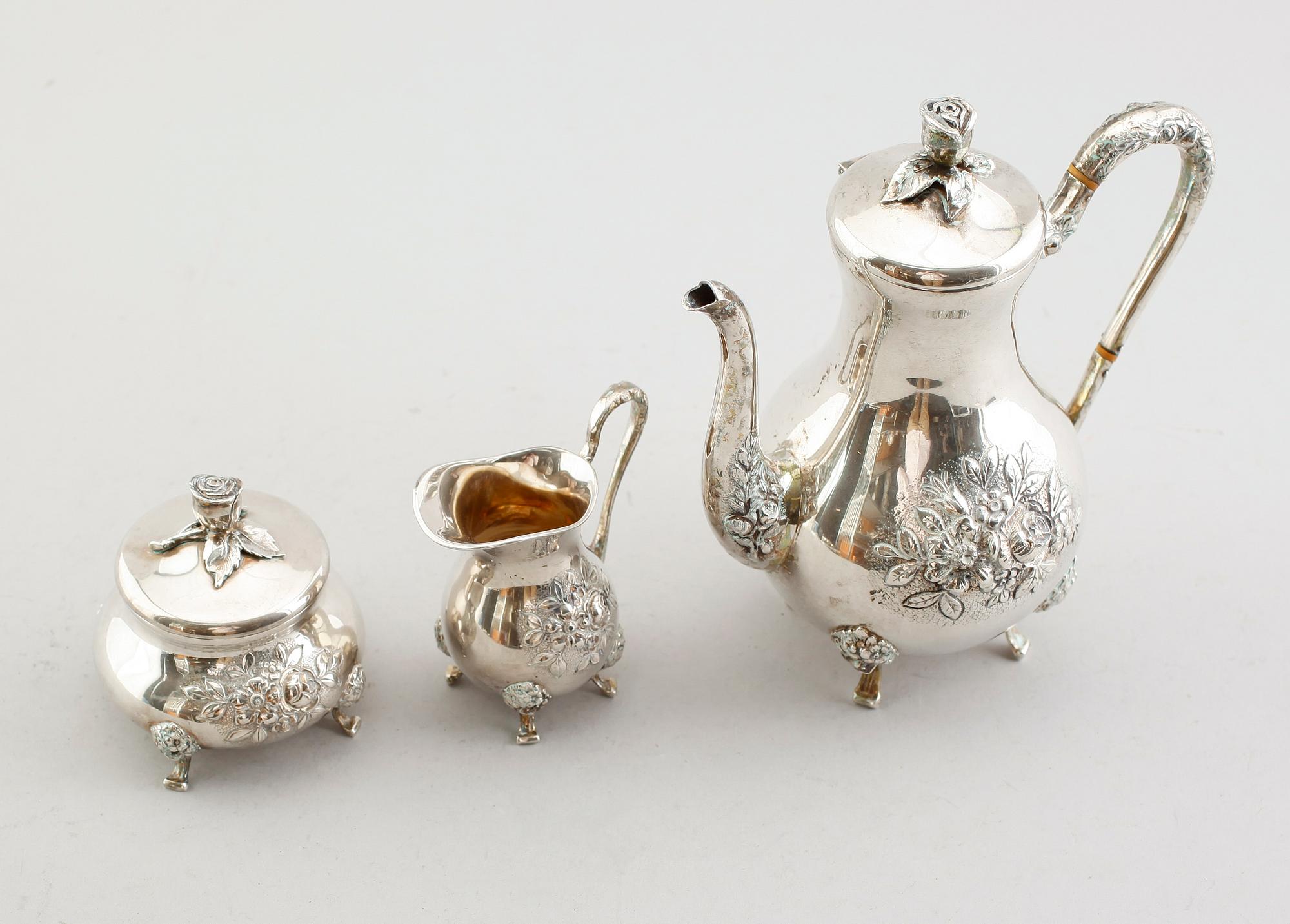 KAFFESERVIS, 3 delar, silver, svenska importstämplar, 1900-talets första hälft. Vikt ca 865 gram.