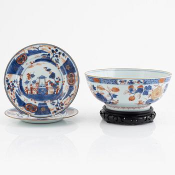Bålskål samt ett par tallrikar, porslin, qingdynastin, Kina, 1700-tal.