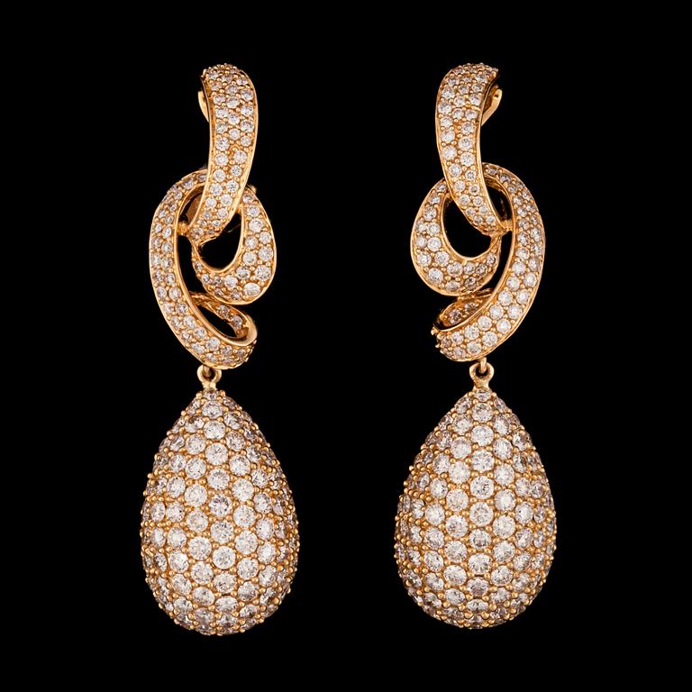 A pair of brilliant cut diamond earrings, tot. 4.15 cts.