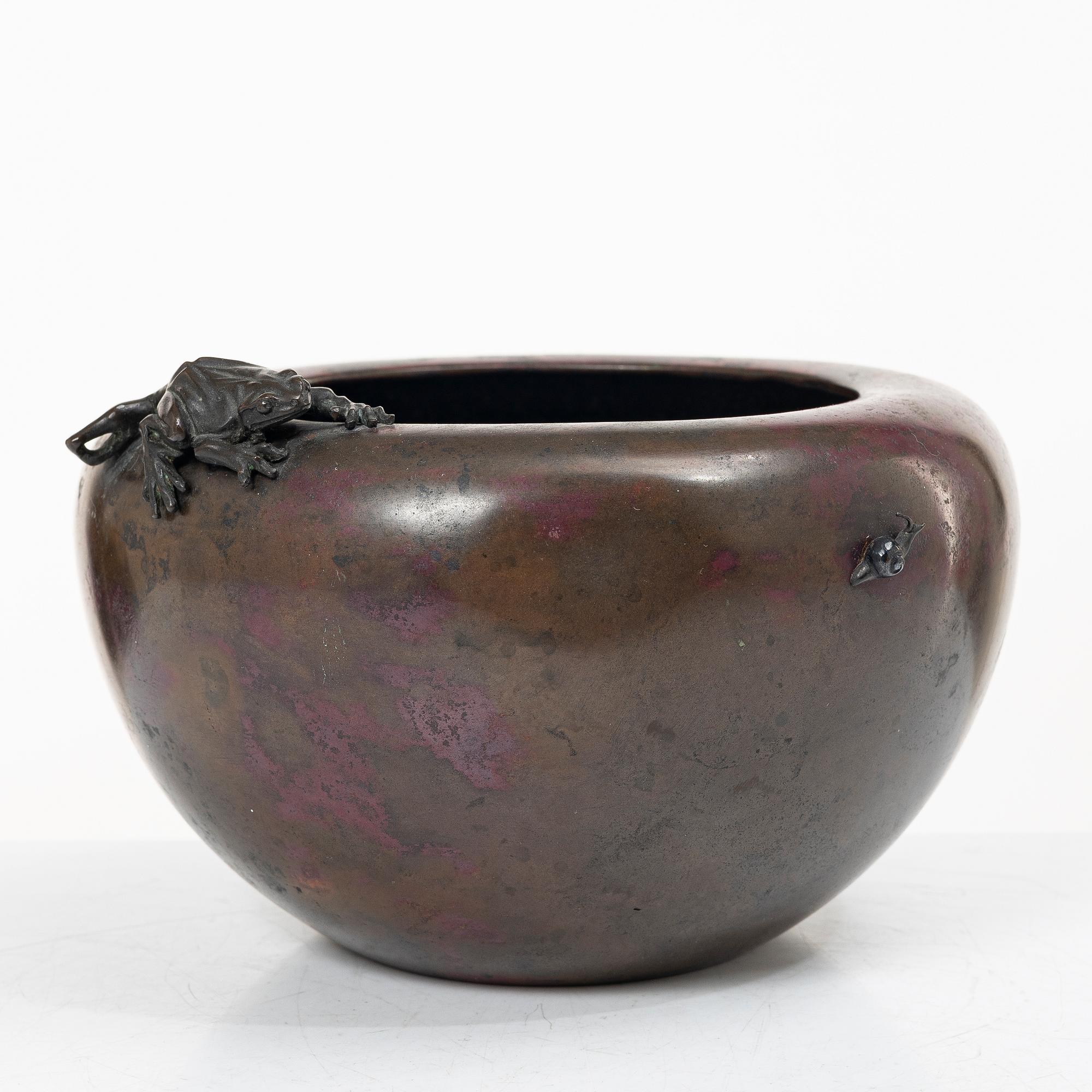 A Japanese bronze bowl / censer, Meiji (1868-1912).