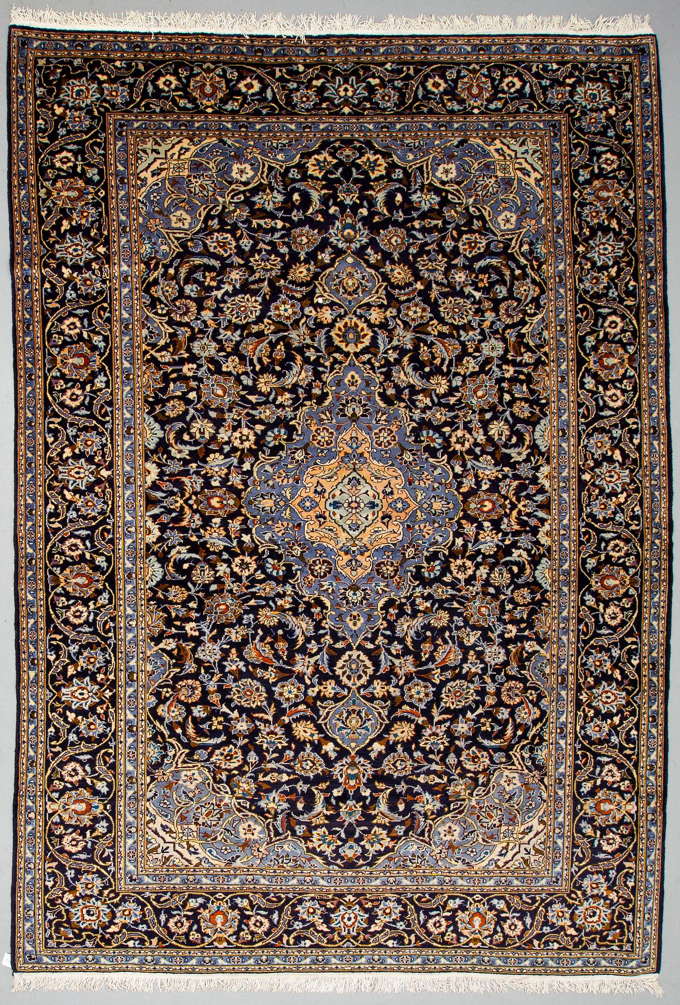 A CARPET, Kashan, ca 372 x 258 cm.