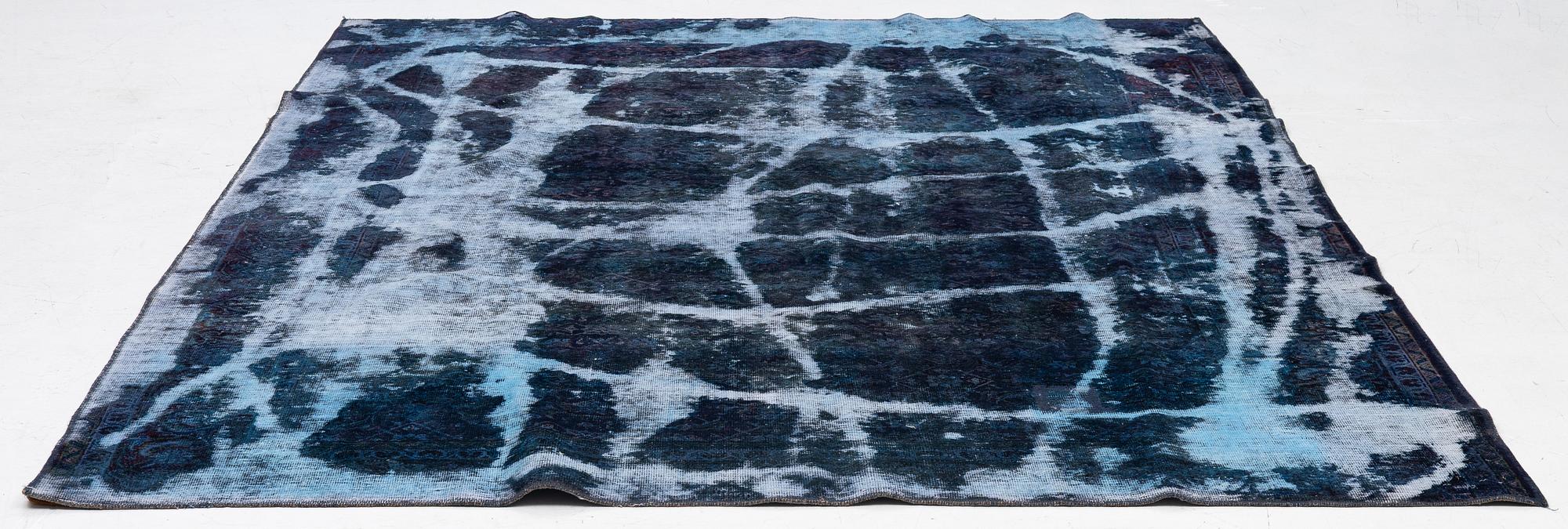 A Vintage Design carpet, approx. 306 x 229 cm, contemporary.