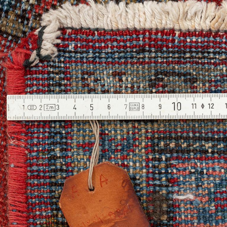 An antique/semi-antique Sarouk / Mahal carpet, c. 505 x 320 cm.