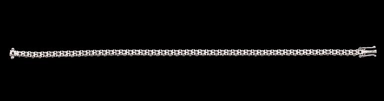 ARMBAND, 18 k vitguld, 54 briljantslipade diamanter tot ca 4.92 ct.