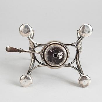 TEKANNA MED RECHAUD, silver, K. Andersson, Stockholm 1905. Vikt 1493 g.