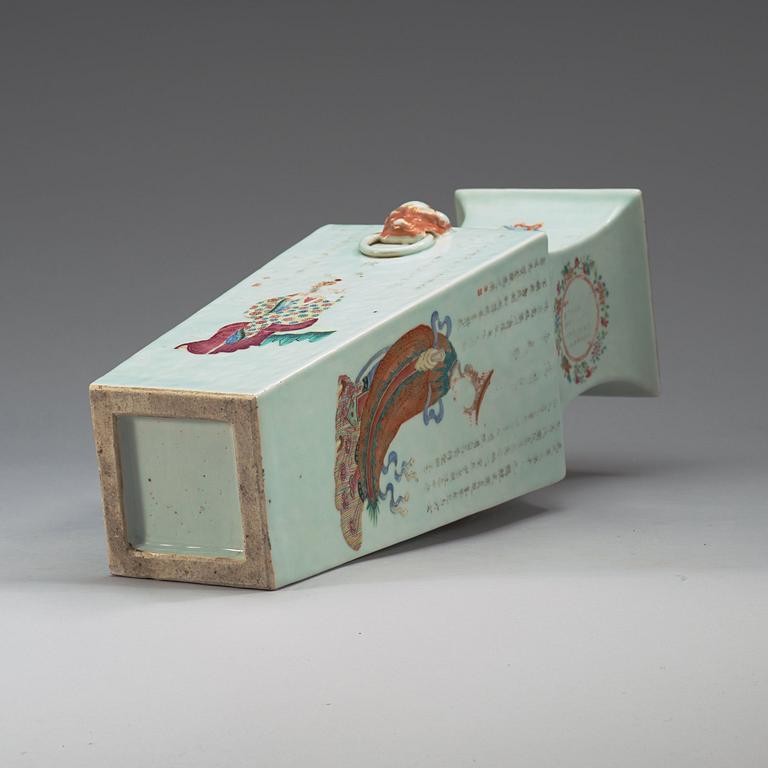 A famille rose vase, late Qing dynasty (1644-1912).