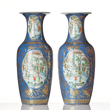 Praktvaser, ett par, porslin. Sen Qing dynasti, 1800-tal.