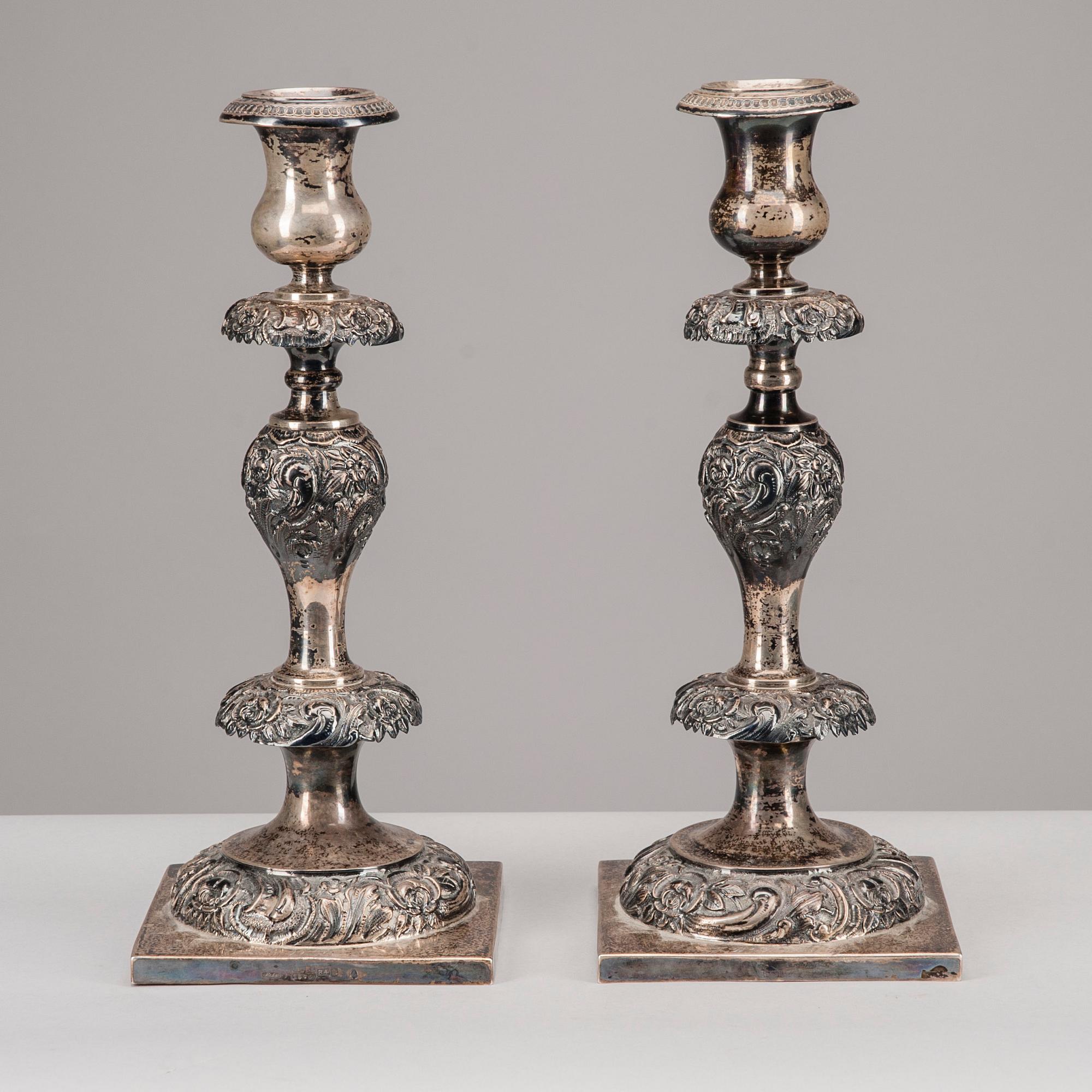 KANDELABRAR, ett par, silver, Karol Filip Malcz, Warszawa, 1864. Totalvikt 1112 g.
