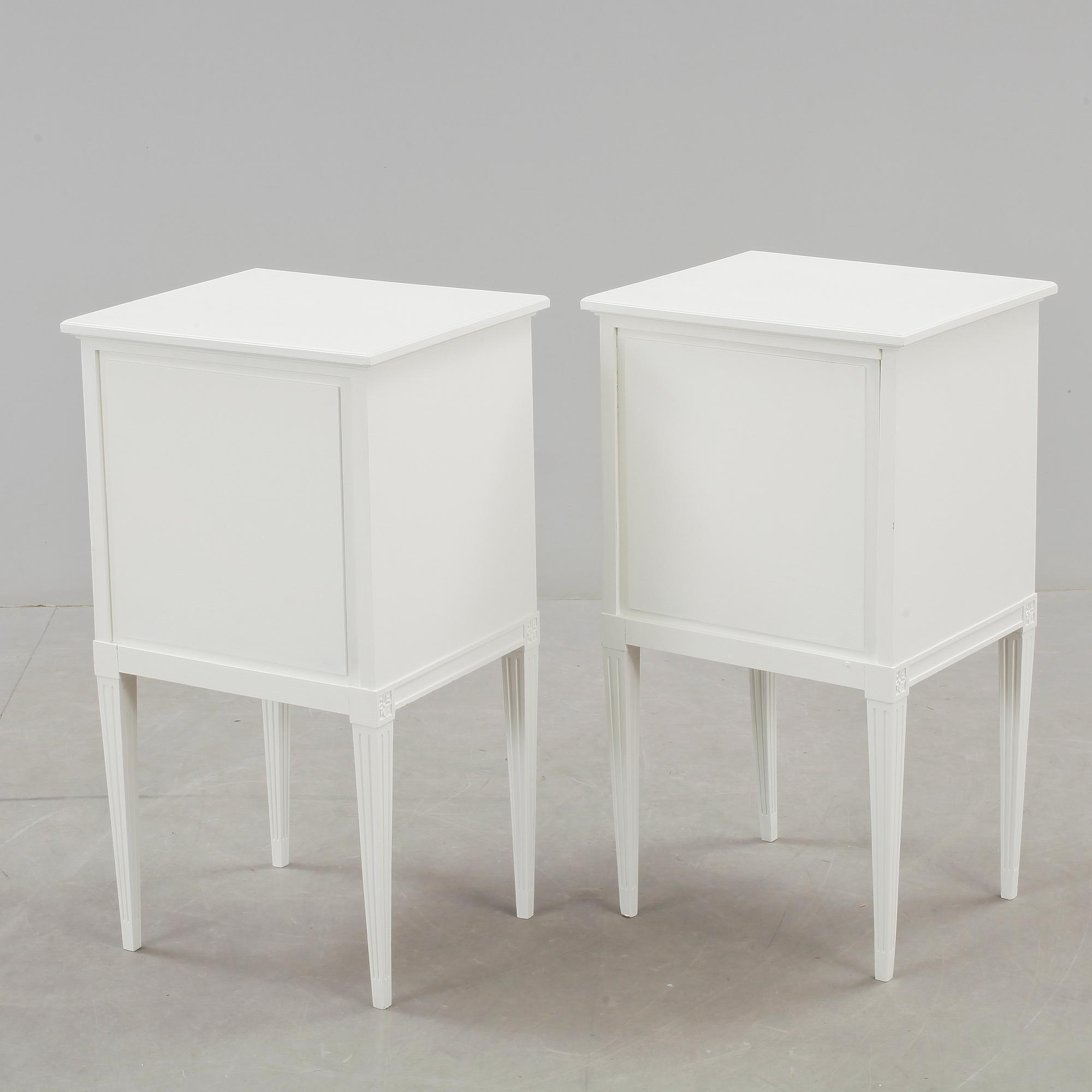 SÄNGBORD, ett par, gustaviansk stil, 1930/40-tal.