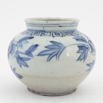 A blue and white Joseon porcelain jar, Korea, 18th Century.